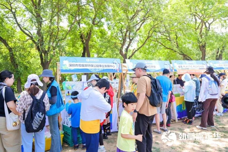 Toxics-Free Corps made their debut at Jingcao Carnival, conducting public welfare testing of daily necessities and an AI-powered interactive tool for children's shoe safety.